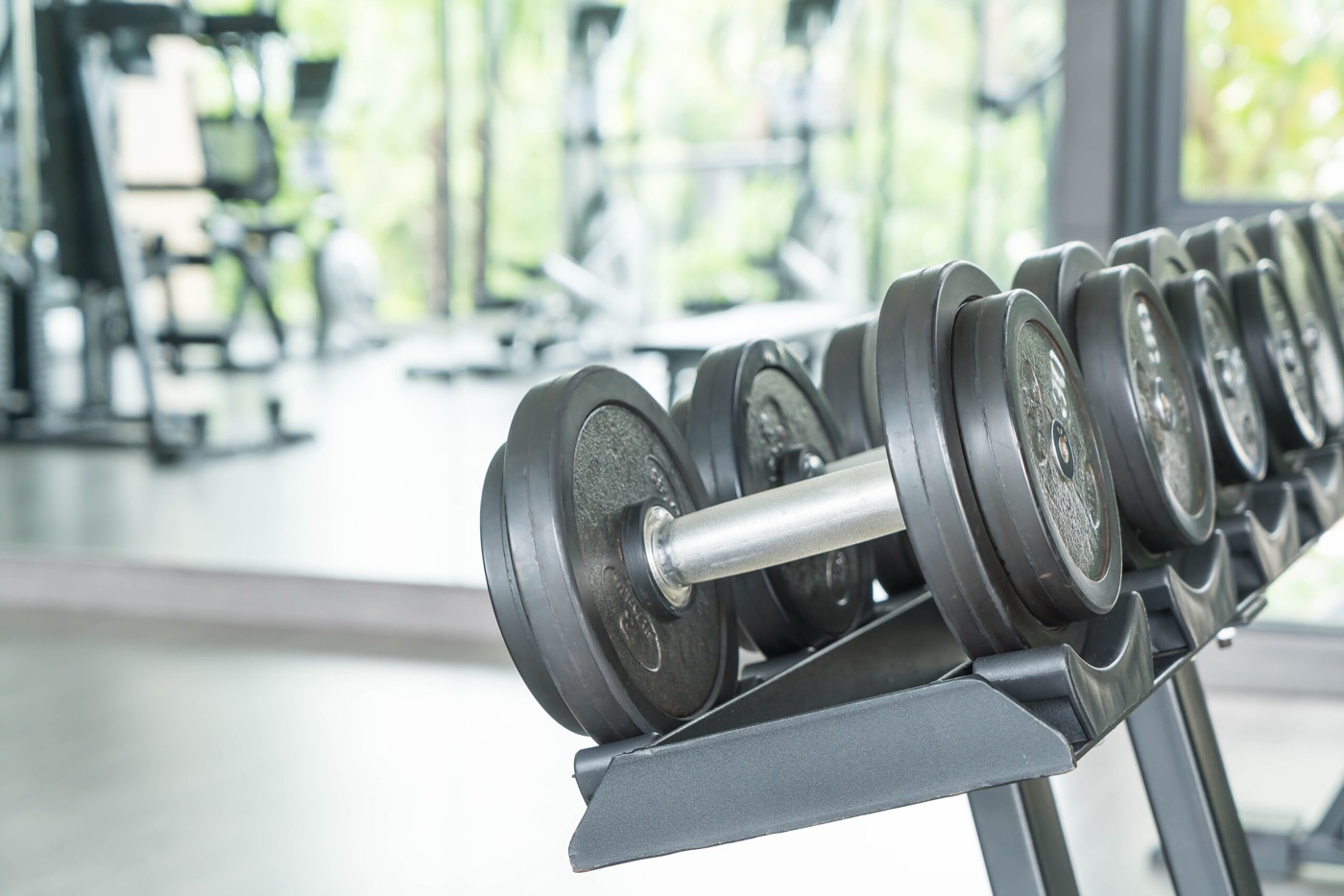 Hantelablage in einem hellen Fitnessstudio